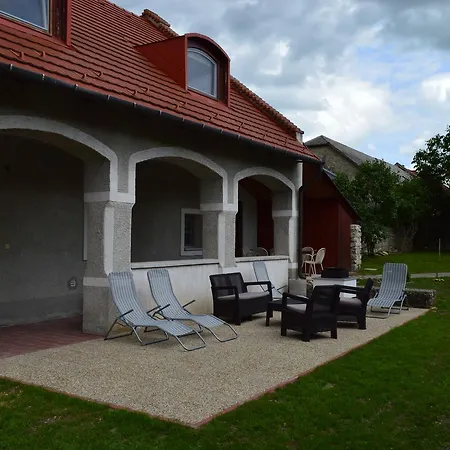 House Апартаменты Pecsely